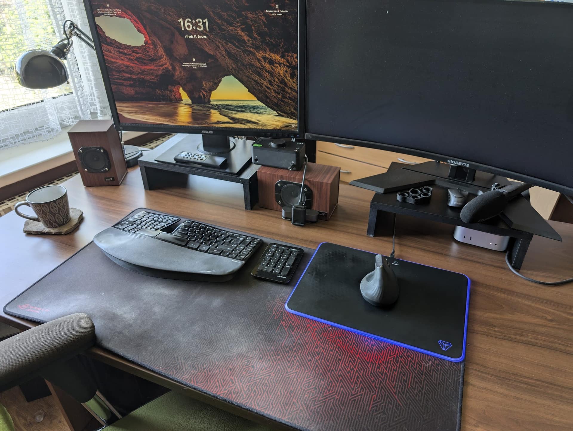 Pracovní stůl se dvěma monitory a mechanickou klávesnicí