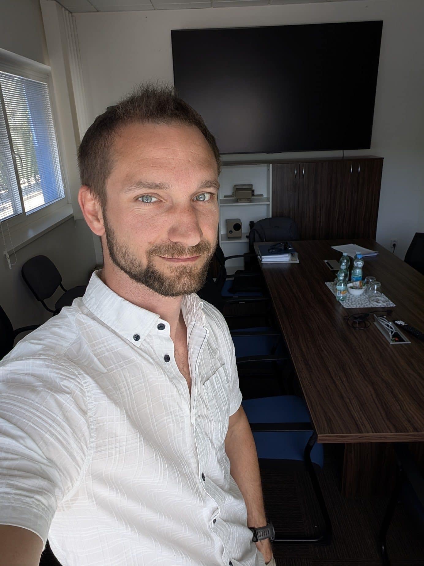 Vít Hofman v zasedací místnosti klienta před jednáním